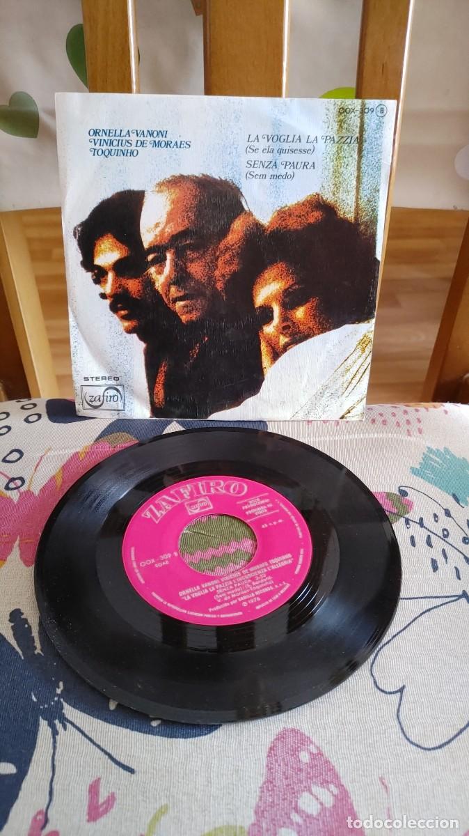 Discos de vinilo: ORNELLA VANONI VINICIUS DE MORAES Y TOQUINHO-SINGLE LA VOGLIA LA PAZZIA