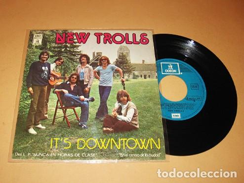 Discos de vinilo: NEW TROLLS - IT'S DOWNTOWN / I CAN SEE THE RAIN - SINGLE - 1978 - 2 TEMAZOS / AL ESTILO BEE GEES