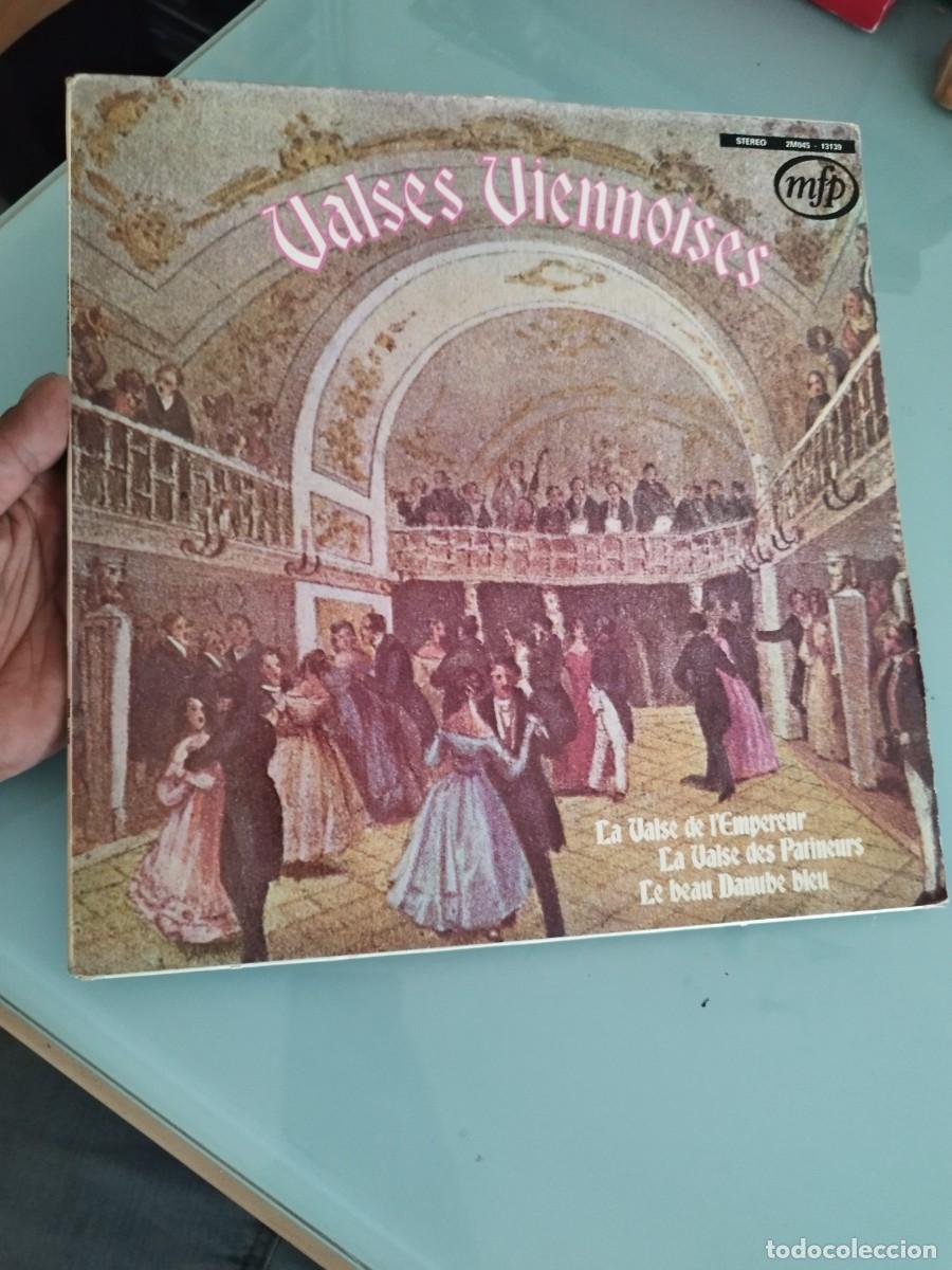 Discos de vinilo: Das Grosse Wiener Hofball-Orchester*, Das Wiener Volksopernorchester*, The Philharmonia Orchestra* &ndash;