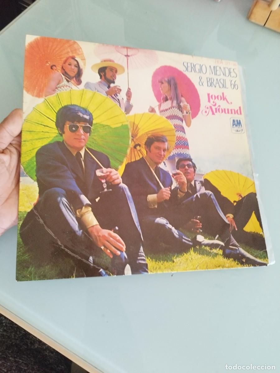 Discos de vinilo: S&eacute;rgio Mendes & Brasil '66 &ndash; Look Around. Vinilo lp con ruido de fondo. VG.