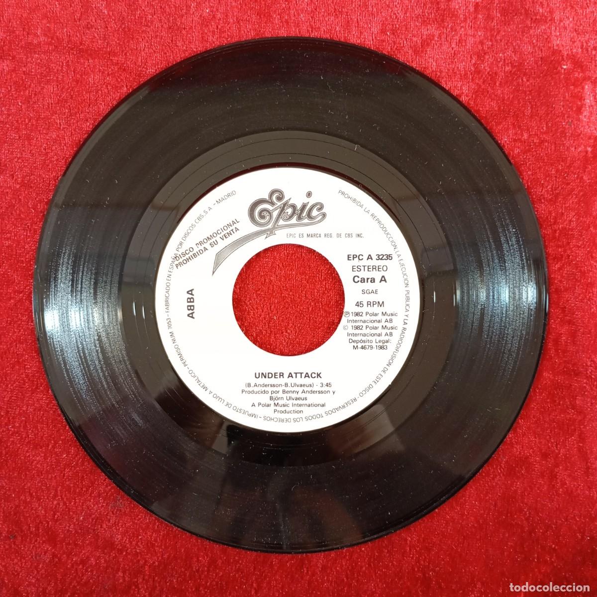 Discos de vinilo: ABBA - UNDER ATTACK - EPC A-3235 - SINGLE - DISCO VINILO / 3855 - Foto 4