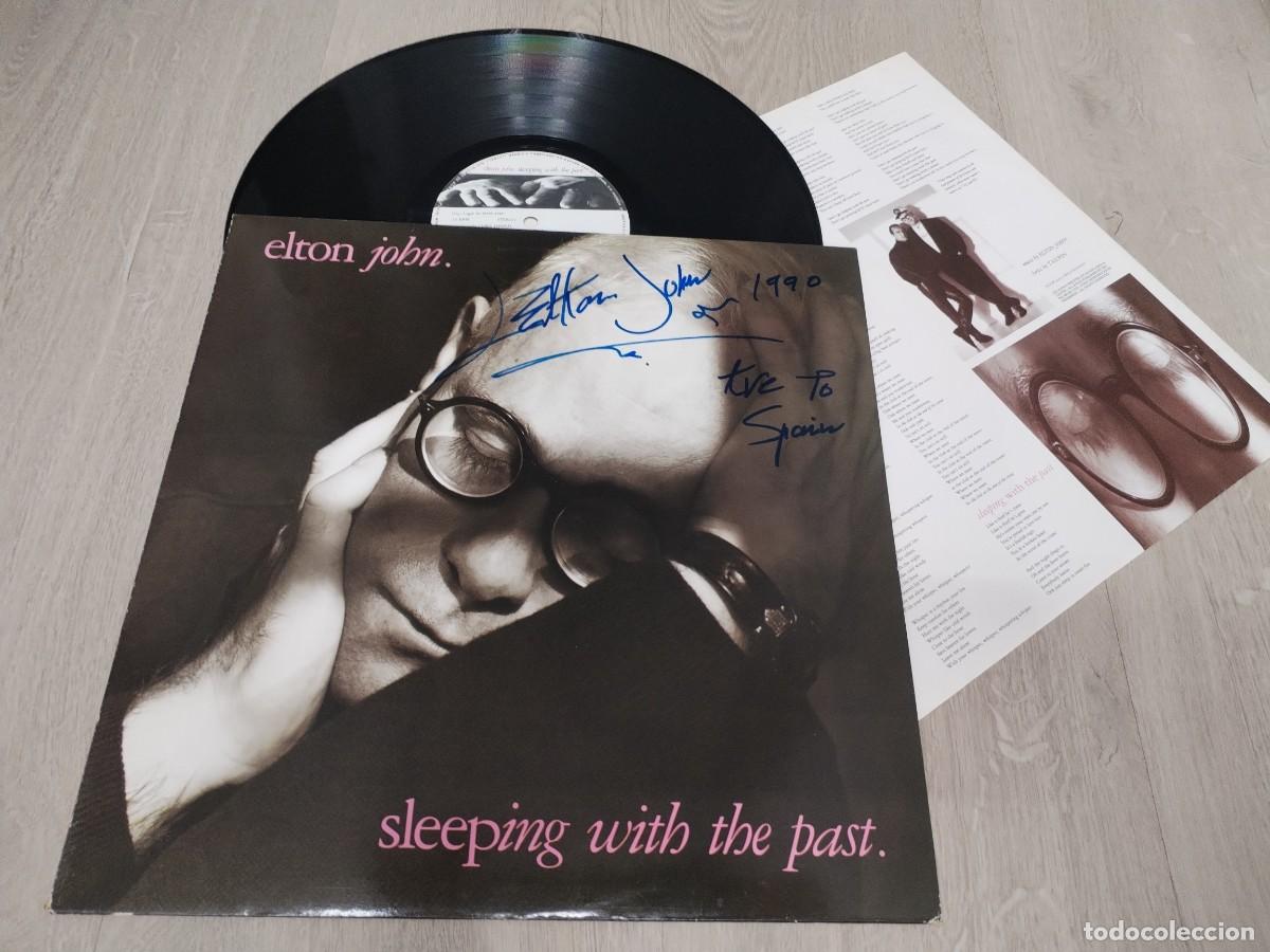 Discos de vinilo: ELTON JOHN - SLEEPING WITH THE PAST. ..LP DE 1989 - CON LETRAS - PHONOGRAM .. . FIRMADO