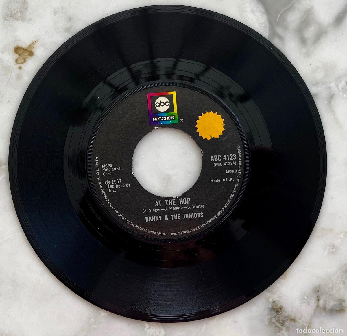 Discos de vinilo: DANNY & THE JUNIORS. AT THE HOP/ ROCK & ROLL IS HERE TO STAY. SINGLE ORIGINAL UK 1957