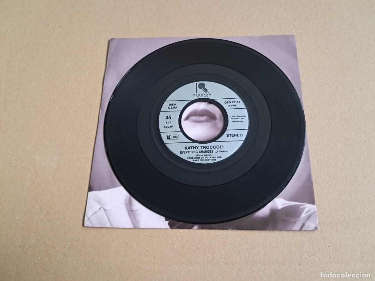 Discos de vinilo: KATHY TROCCOLI - EVERYTHING CHANGES SINGLE 1991 EDICION EUROPEA - Foto 2