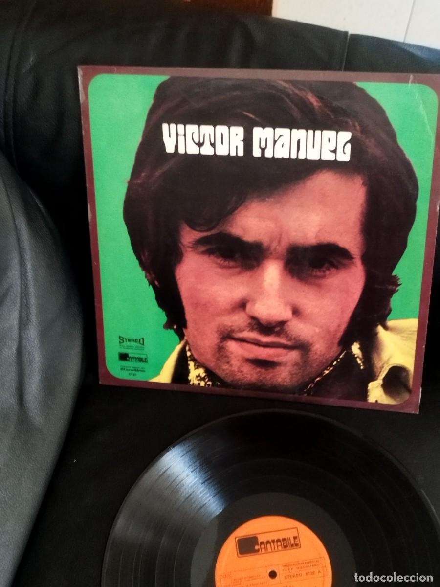 Discos de vinilo: V&iacute;ctor Manuel. En un peque&ntilde;o cuarto de un hotel&rdquo; y &rdquo;Dame la mano&rdquo;. Vinilo lp.