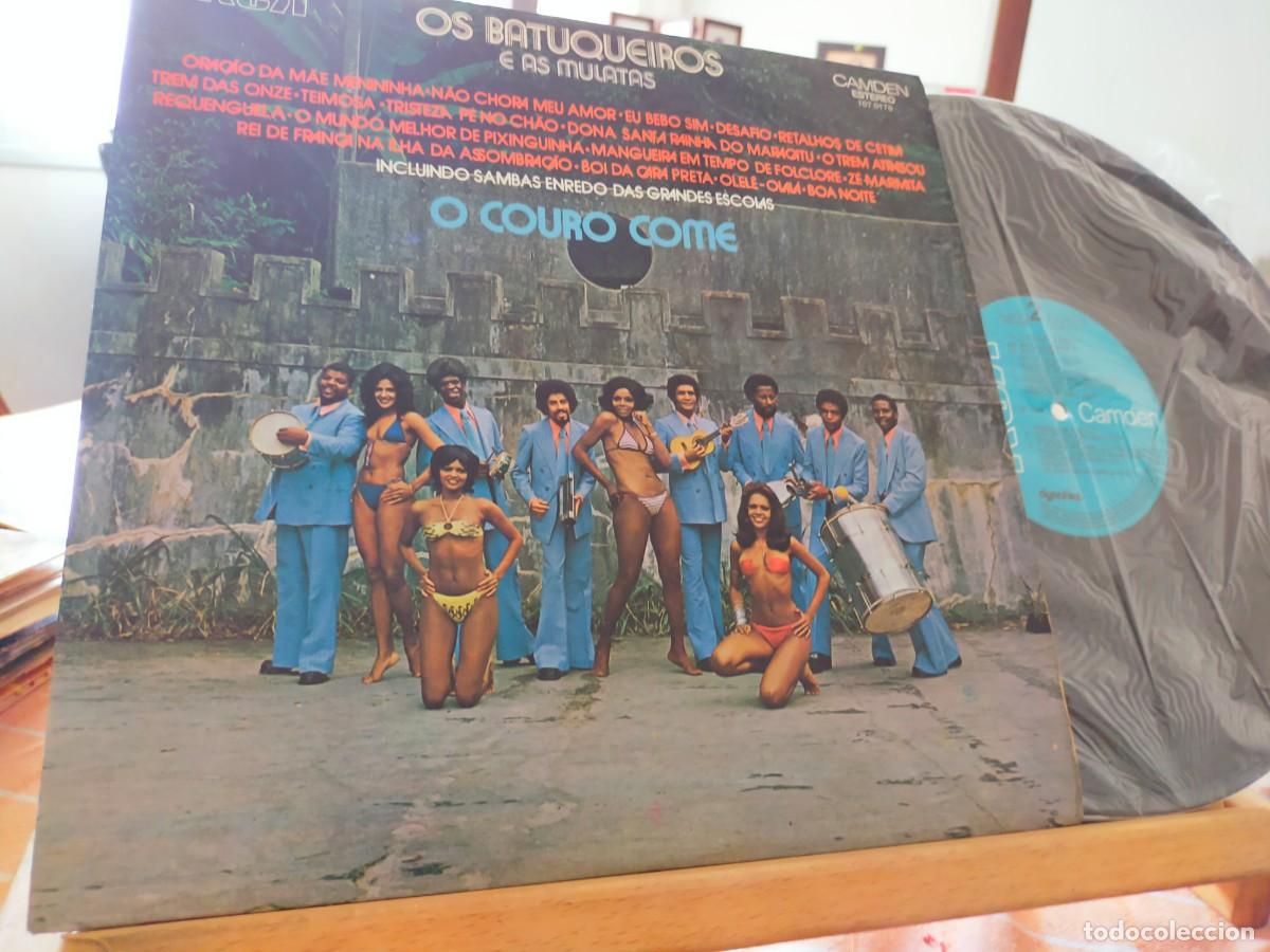 Discos de vinilo: OS BATUQUEIROS E AS MULATAS. O COURO COME. SAMBAS ENREDO DAS GRANDES ESCOLAS. RCA. 11 TEMAS. 1974