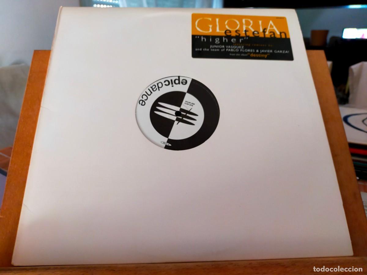 Discos de vinilo: GLORIA ESTEFAN. HIGHER. FROM THE ALBUM &rdquo;DESTINITY&rdquo;. MAXIXINGLE. EPIC DANCE 4 VERSIONES. 1996