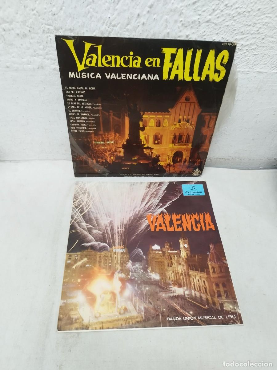 Discos de vinilo: Lote de dos vinilos de Valencia en fallas. Banda musical de Liria.