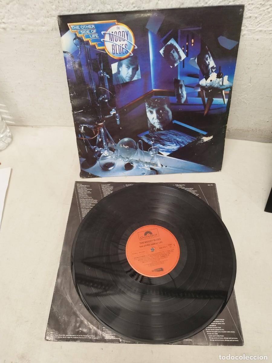 Vinyl records: The Moody Blues &ndash; The Other Side Of Life. Vinilo lp bien, carpeta con humedad.