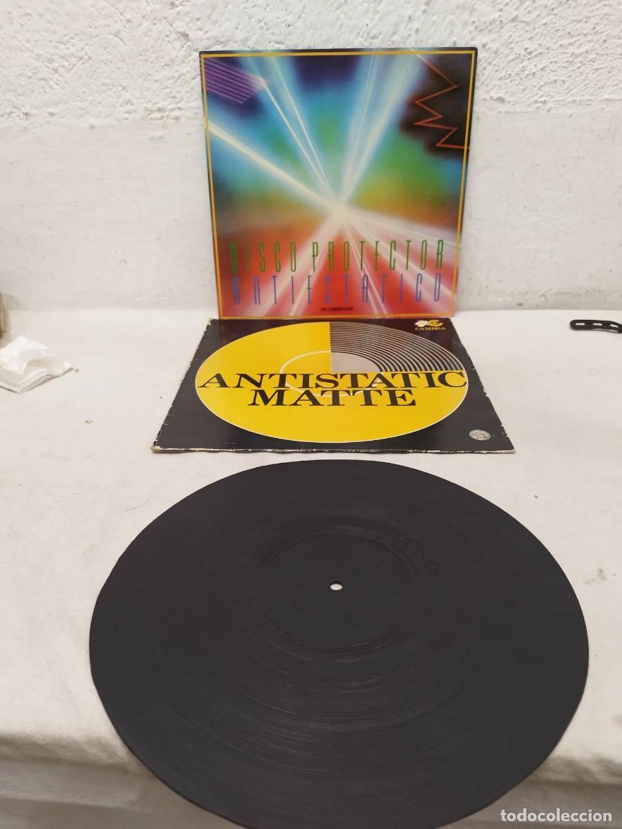 Discos de vinil: Disco antiest&aacute;tico mas funda vac&iacute;a de otro disco.