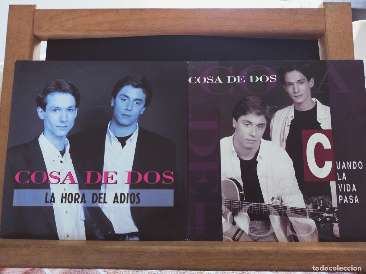 Discos de vinilo: COSA DE DOS. LOTE DE 2 SINGLES. CUANDO LA VIDA PASA - LA HORA DEL ADI&Oacute;S. DEL LP &rdquo;A RAS DE SUELO&rdquo;.