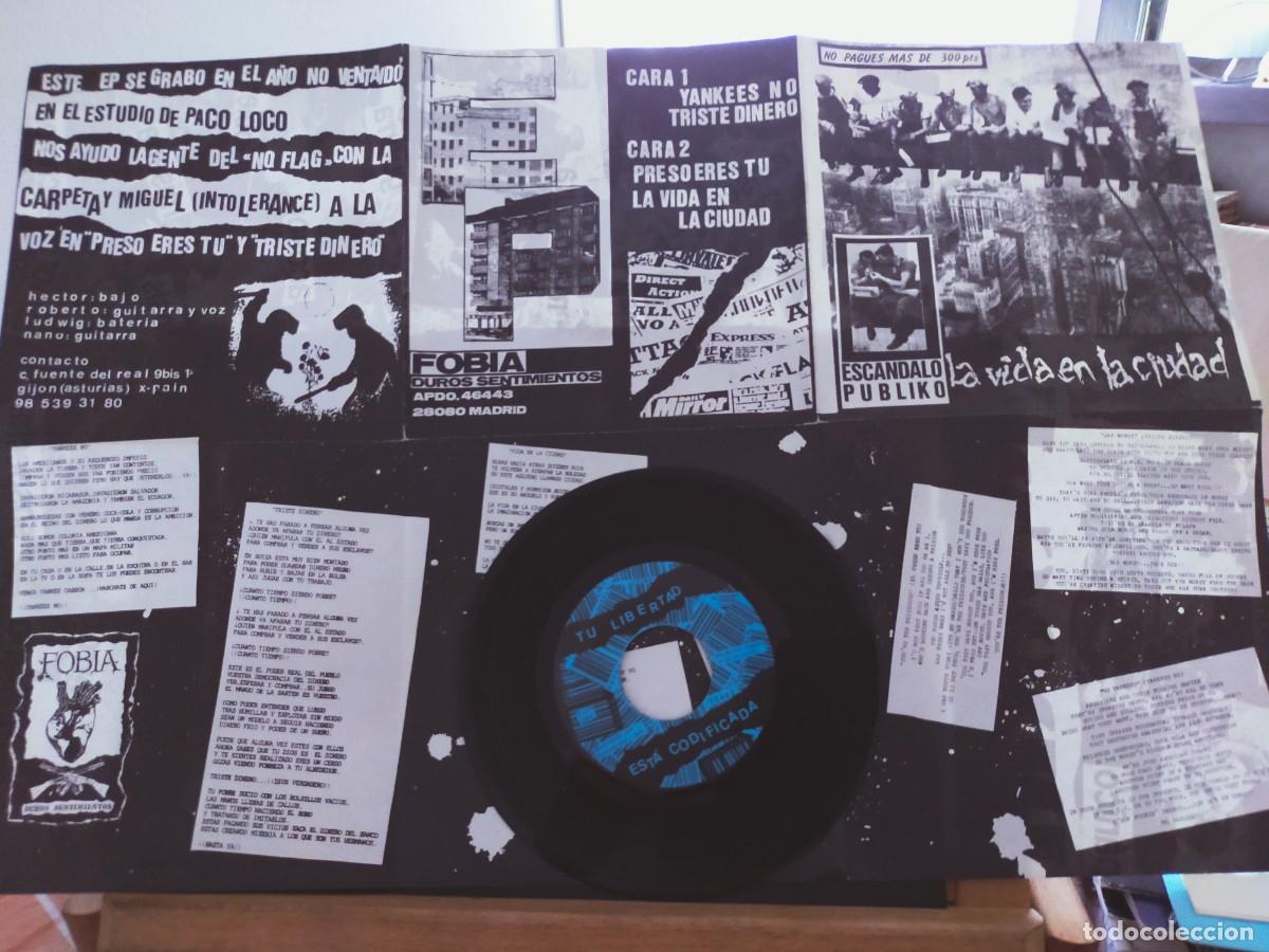 Discos de vinilo: ESC&Aacute;NDALO P&Uacute;BLIKO. LA VIDA EN LA CIUDAD. TECNODISCO. 4 TEMAS. SIN FECHAR. EP. CARPETA DESPLEGABLE.