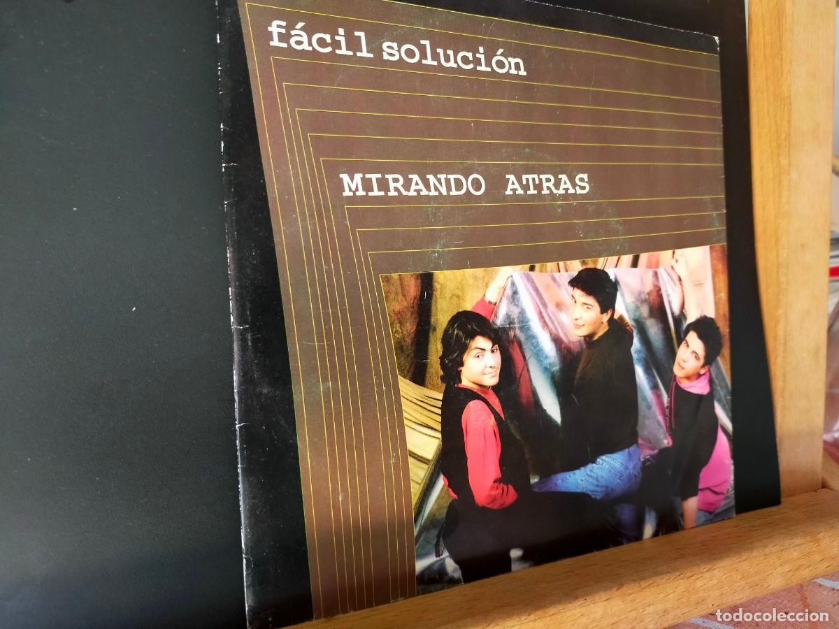 Discos de vinilo: F&Aacute;CIL SOLUCI&Oacute;N. MIRANDO ATR&Aacute;S. DODO RECORDS. 2 TEMAS. 1992