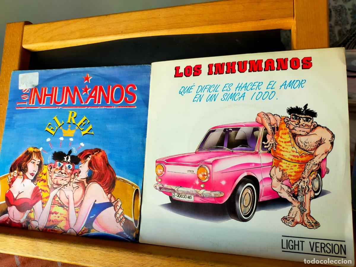 Discos de vinilo: LOS INHUMANOS. LOTE DE 2 SINGLES. EL REY / QU&Eacute; DIF&Iacute;CIL ES HACER EL AMOR... 1988 - 1990