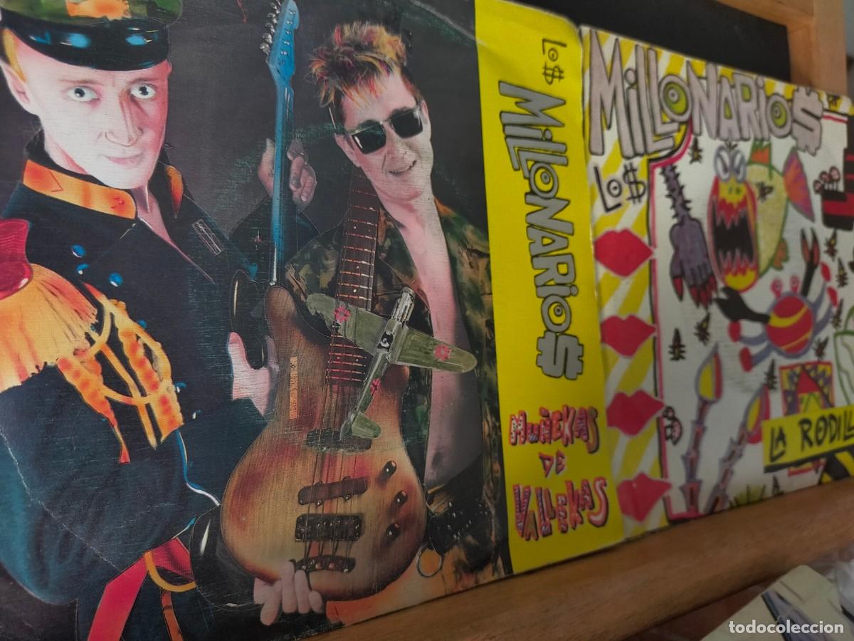 Discos de vinilo: LOS MILLONARIOS. LOTE DE 2 SINGLES. MU&Ntilde;EKAS DE VALLEKAS - ME TIENES HARTO / LA RODILLA. 1989