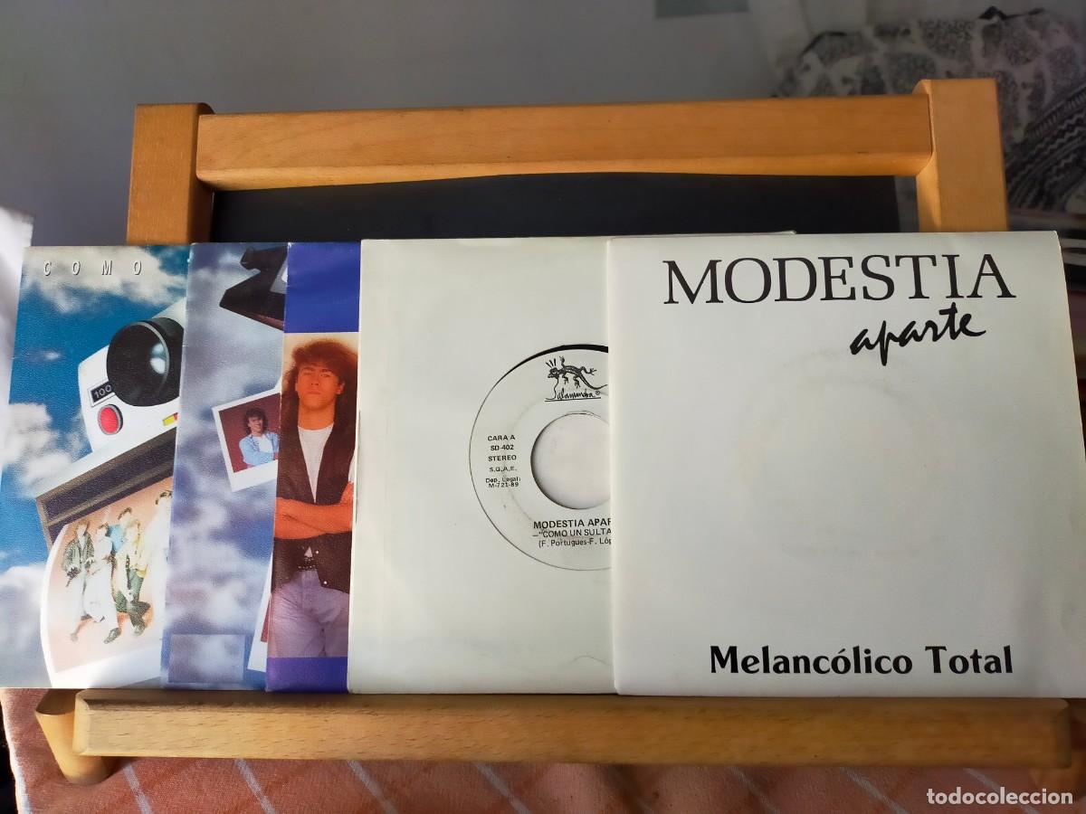 Discos de vinilo: MODESTIA APARTE. LOTE DE 5 SINGLES, 2 CON INVITACI&Oacute;N CONCIERTO Y HOJA PROMOCIONAL. 1989, 90, 91, 92