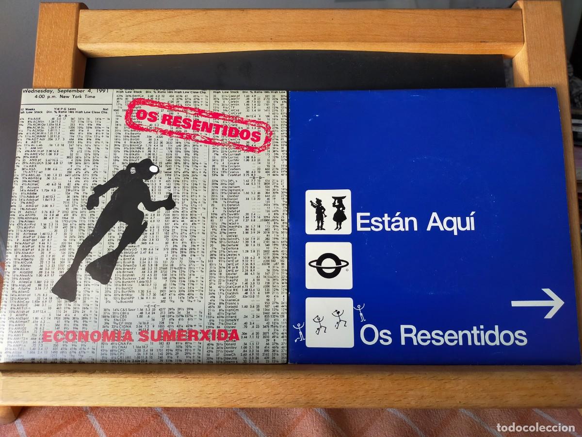 Discos de vinilo: OS RESENTIDOS. LOTE DE 2 SINGLES. EST&Aacute;N AQU&Iacute; / ECONOM&Iacute;A SUMERXIDA - O XAPONES CARMI&Ntilde;A. 1991 - 1993