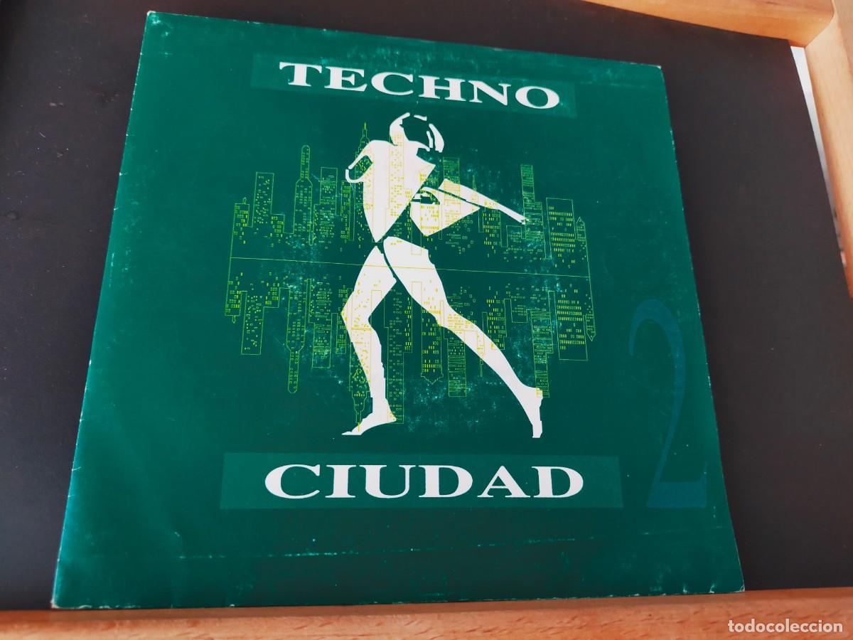 Discos de vinilo: TECHNO CIUDAD. TECHNO CIUDAD II. DRO. MIX DE CINCO TEMAS EN AMBAS CARAS. 1993