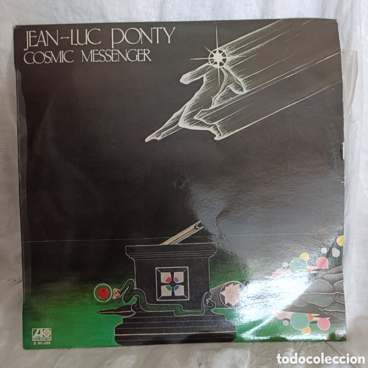 Discos de vinilo: jazz fusi&oacute;n Cosmic Messenger del violinista Jean-Luc Ponty, lanzado en 1978.