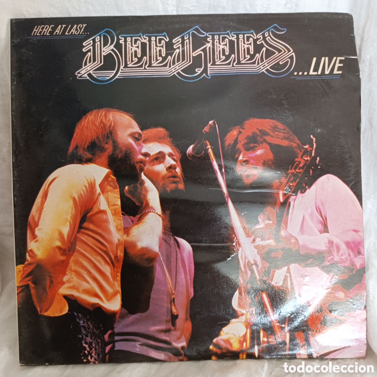 Discos de vinilo: Here At Last... Bee Gees... Live es un &aacute;lbum doble en directo de los Bee Gees lanzado en 1977