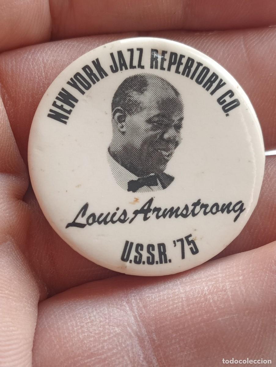 Discos de vinilo: RARA INSIGNIA CHAPA DE LA GIRA URSS 1975 NEW YORK JAZZ REPERTORY CO. LOUIS ARMSTRONG ,GUERRA FRIA