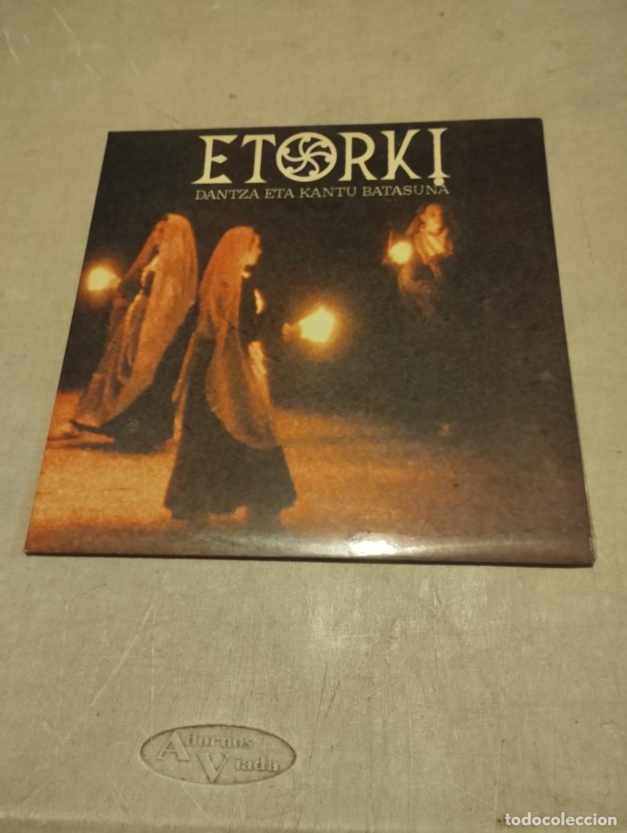 Discos de vinilo: ETORKI LP DANTZA ETA KANTU BATASUNA INSERT LETRAS PORTADA ABIERTA