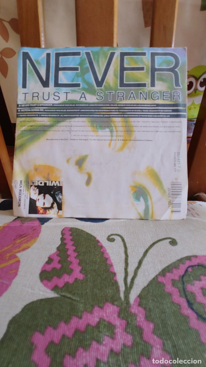 Discos de vinilo: KIM WILDE-SINGLE NEVER TRUST A STRANGER - Foto 2