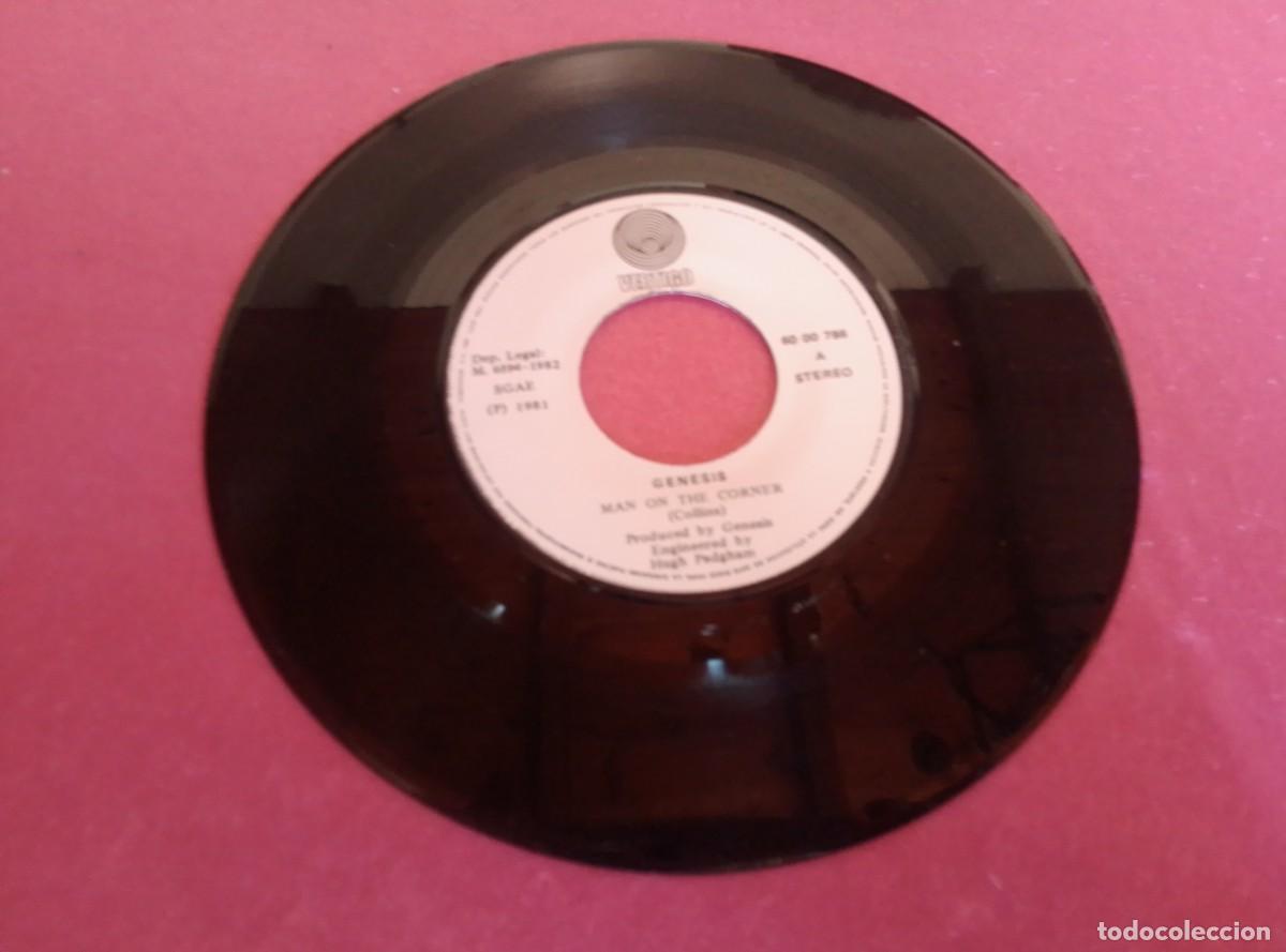 Discos de vinilo: GENESIS MAN ON THE CORNER 1982 SINGLE L31 32 - Foto 2