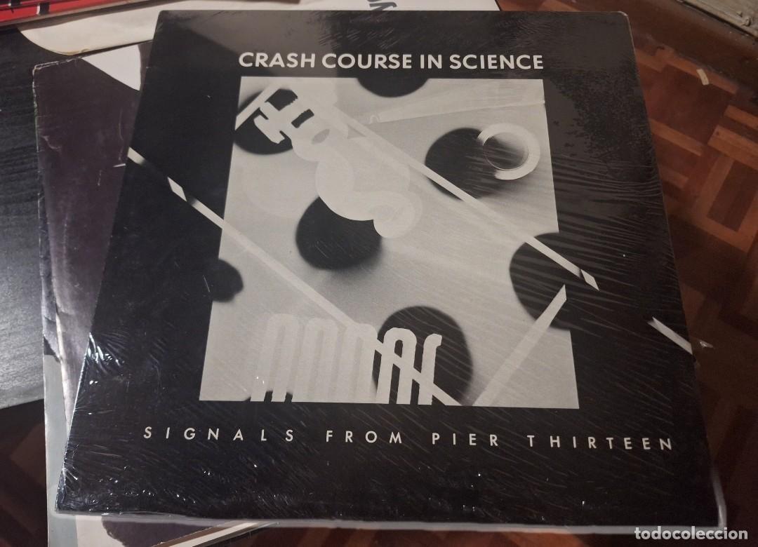 Discos de vinilo: CRASH COURSE IN SCIENCE SIGNALS FROM PIER 13- 12&rdquo; MAXI USA PRESS 1981 SYNTH ELECTRO NUEVO PRECINTADO