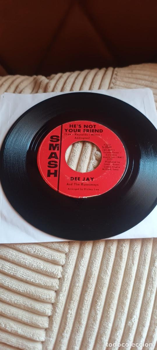 Discos de vinilo: DEE JAY AND THE RUNAWAYS - HE&acute;S NOT YOUR FRIEND - SG - 1966 - GARAGE