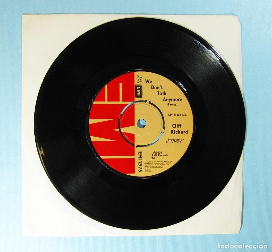 Discos de vinilo: CLIFF RICHARD - Single UK - WE DON&acute;T TALK ANYMORE - Foto 2