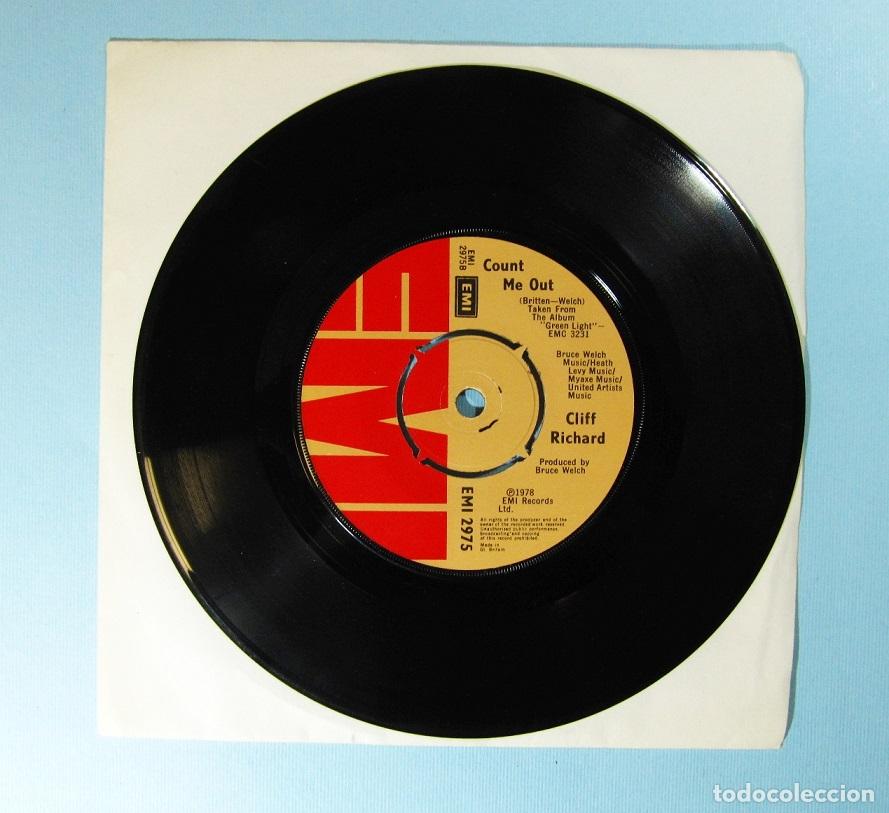Discos de vinilo: CLIFF RICHARD - Single UK - WE DON&acute;T TALK ANYMORE - Foto 3