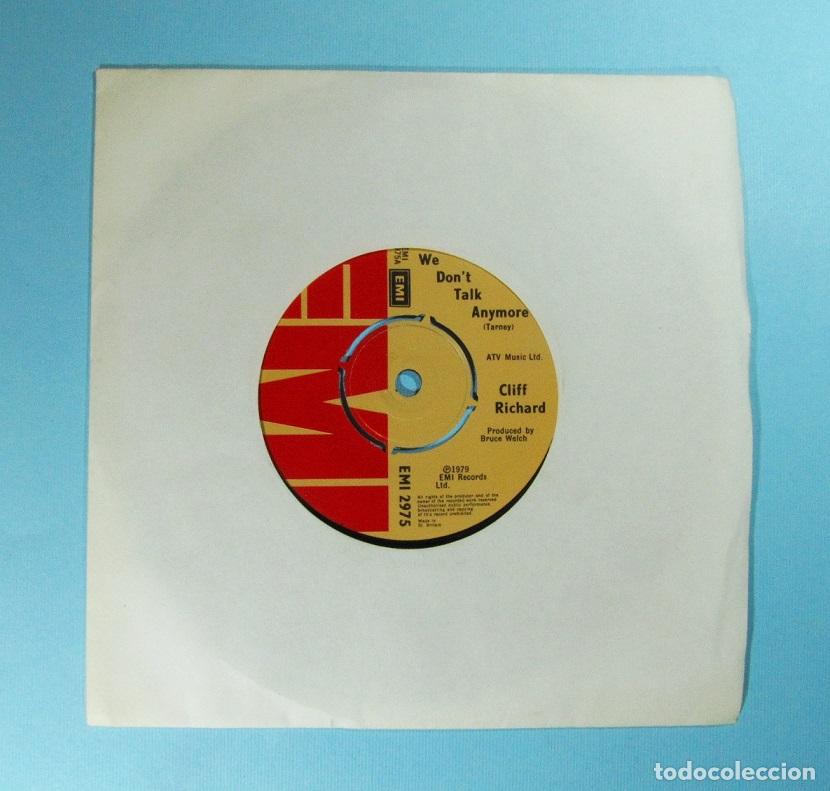 Discos de vinilo: CLIFF RICHARD - Single UK - WE DON&acute;T TALK ANYMORE - Foto 1