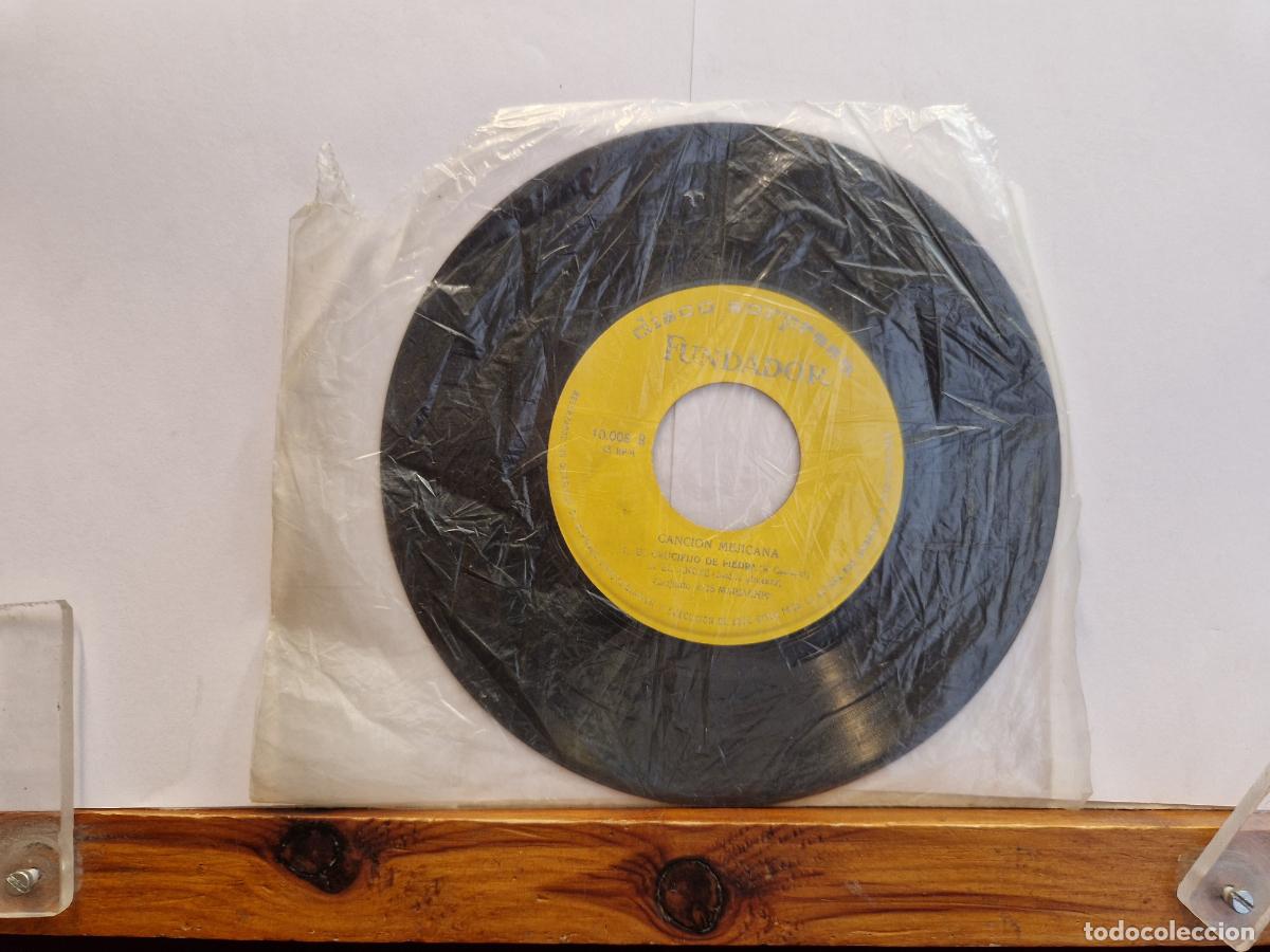 Discos de vinilo: SINGLE. DISCO SOPRESA FUNDADOR. CANCION MEJICANA. EL CRUCIFIJO DE PIEDRA.