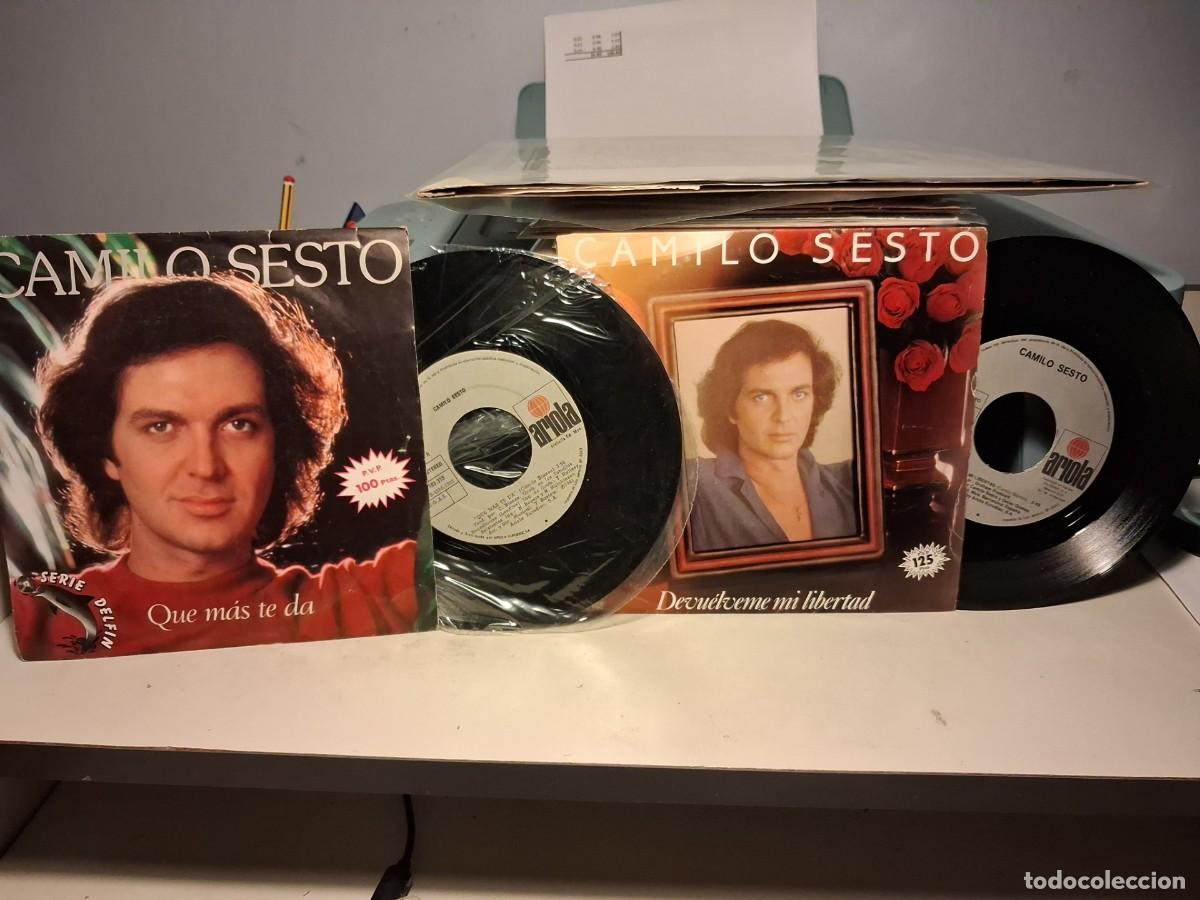Discos de vinilo: 2 SINGLES DE CAMILO SESTO : DEVUELVEME MI LIBERTAD + QUE MAS TE DA