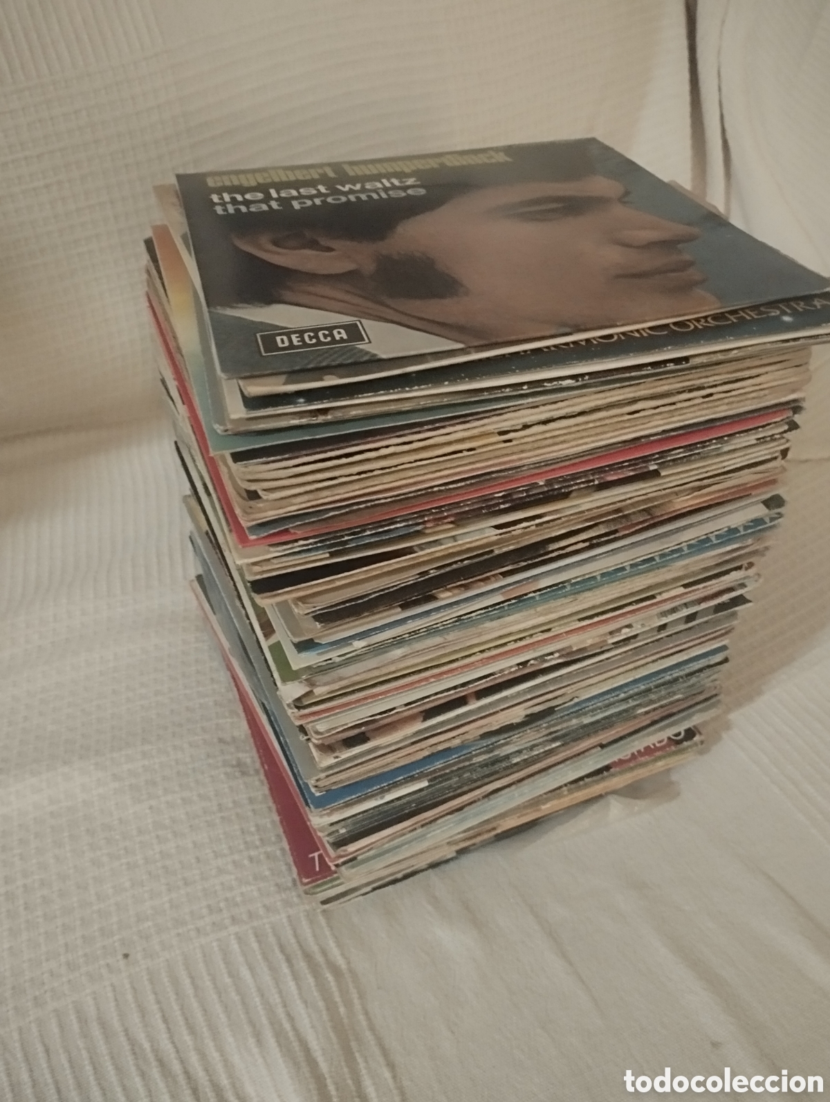 Discos de vinilo: LOTE 100 DISCOS SINGLES DIFERENTES EPOCAS Y ESTADOS + REGALITO