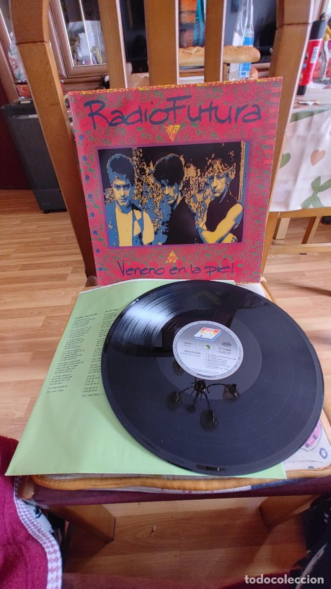 Discos de vinilo: RADIO FUTURA-LP VENENO EN LA PIEL-LETRAS-NUEVO