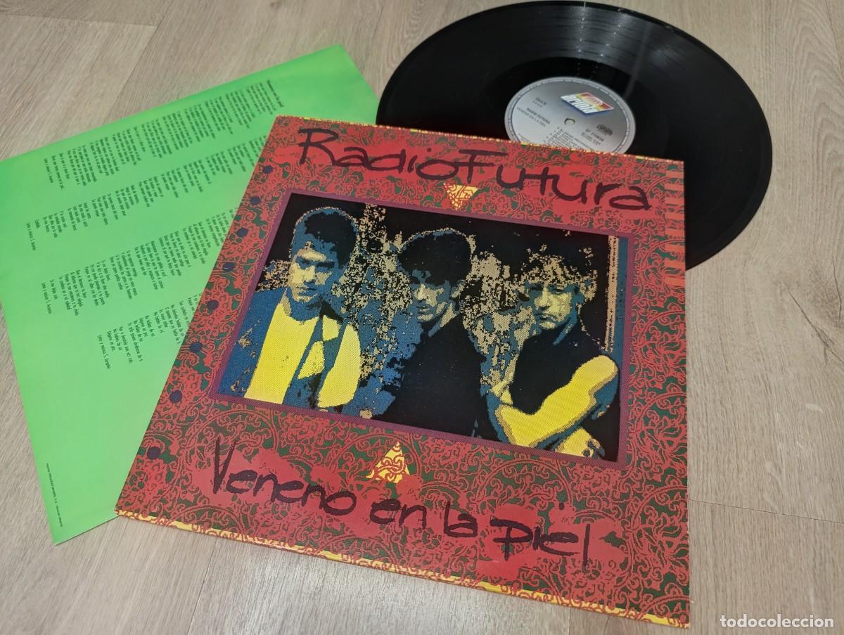 Discos de vinilo: RADIO FUTURA - VENENO EN LA PIEL ..LP DE ARIOLA ..1&ordf; EDICION CON LETRAS . MUY BUEN ESTADO ..1990 .