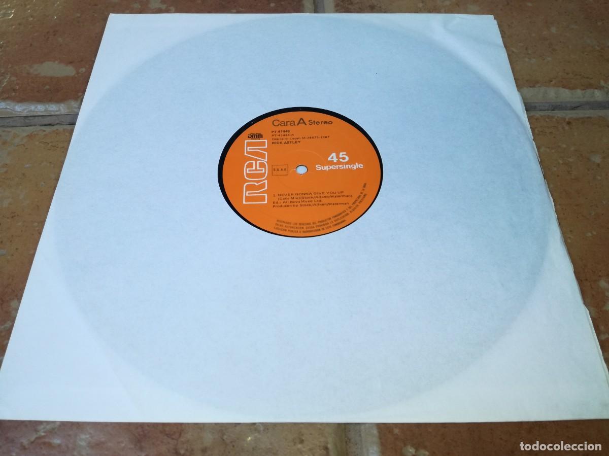 Discos de vinilo: VINILO DE RICK ASTLEY-NEVER GONNA GIVE YOU UP-ORIGINAL ESPA&Ntilde;OL 1987-VINILO EN MUY BUEN ESTADO