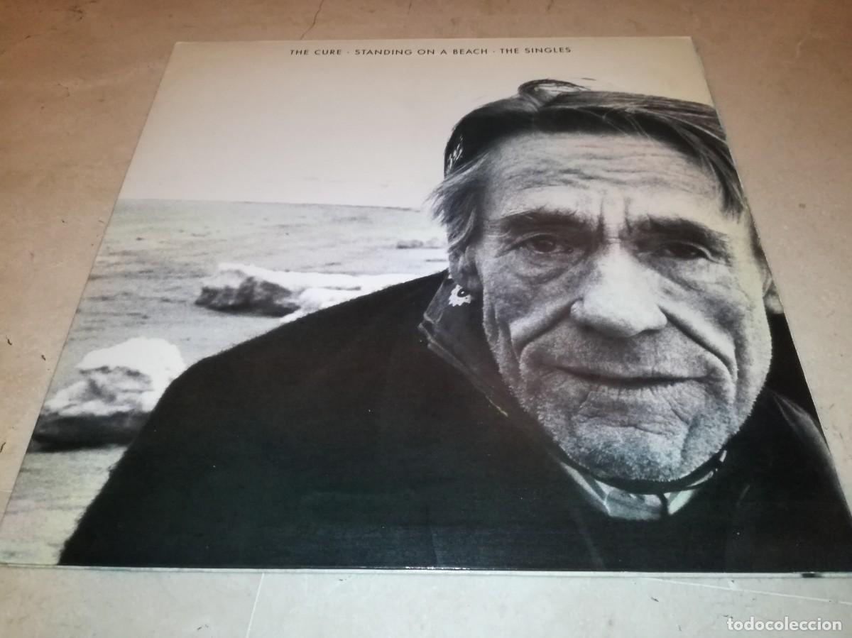 Discos de vinilo: THE CURE-STANDING ON A BEACH-THE SINGLES-GATEFOLD-CONTIENE ENCARTE-ORIGINAL ESPA&Ntilde;OL 1986