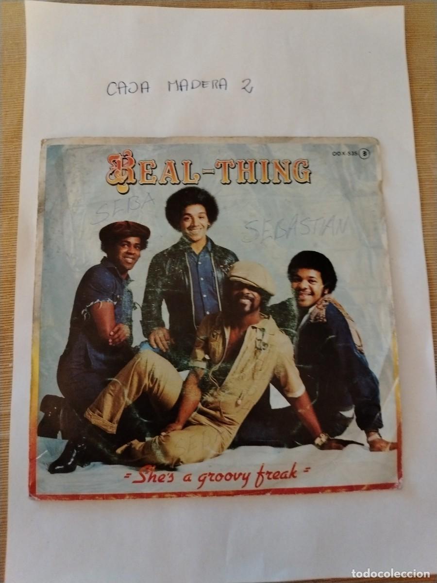 Discos de vinilo: Single vinilo real thing, she's a groovy freak