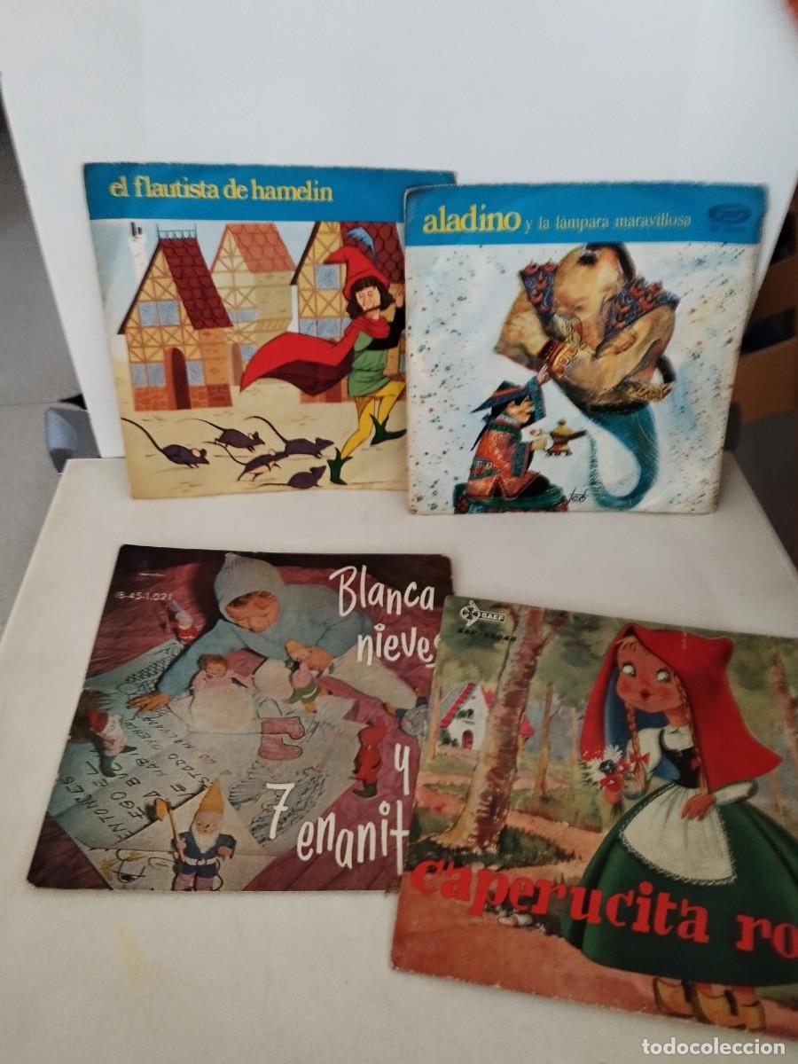 Discos de vinilo: Lote de 4 singles de cuentos infantiles. Caperucita, hamelin, Aladino y Blancanieves. De colores.