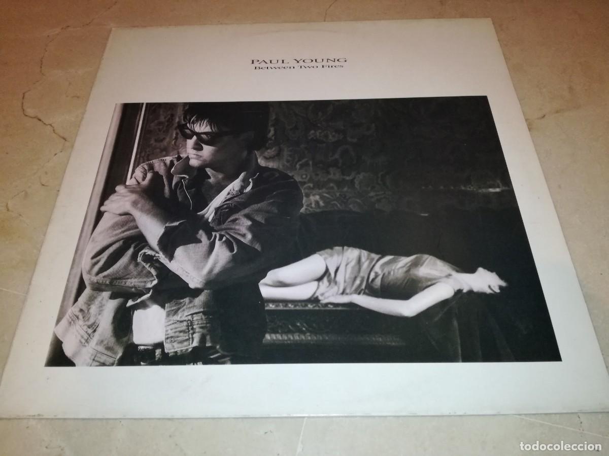 Discos de vinilo: PAUL YOUNG-BETWEEN TWO FIRES-CONTIENE ENCARTE-VINILO EN EXCELENTE ESTADO