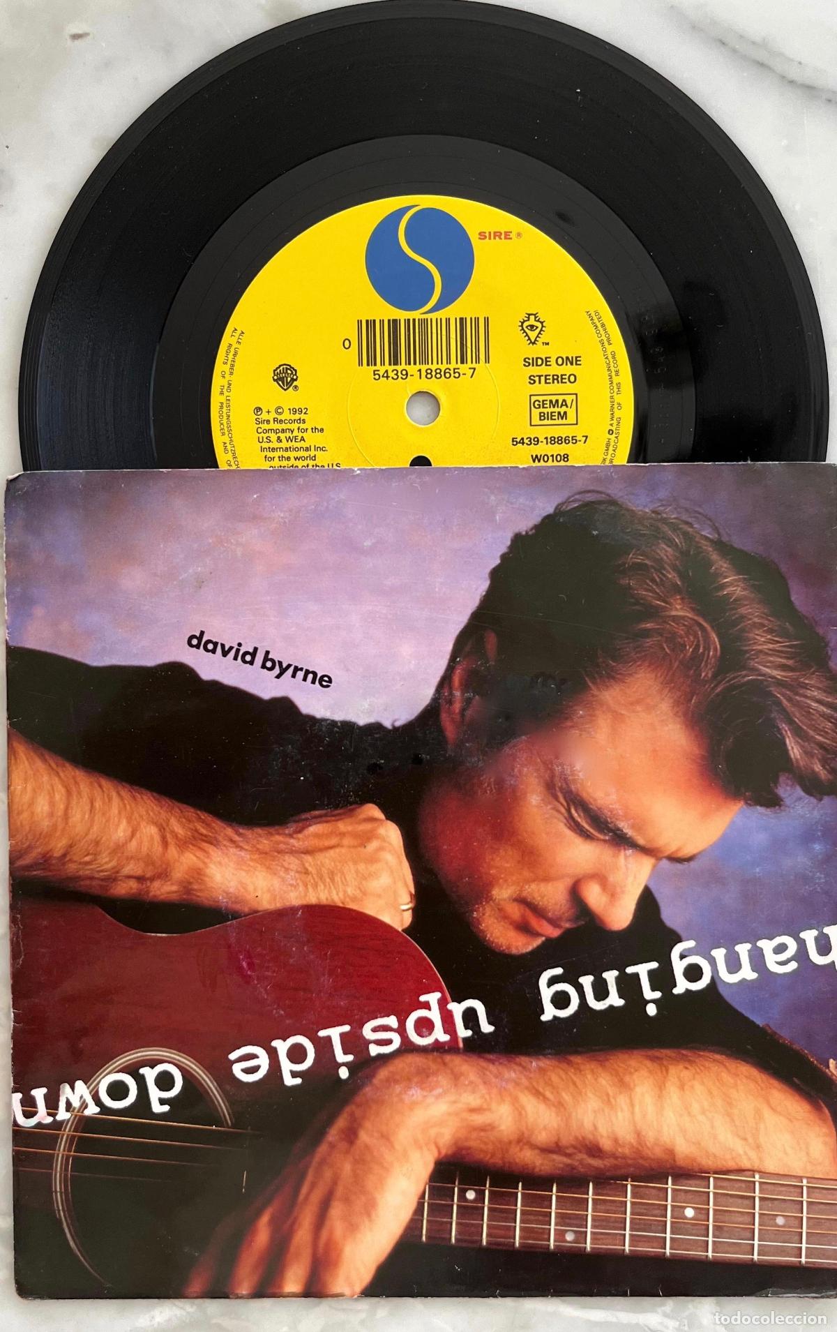 Discos de vinilo: DAVID BYRNE.( TALKING HEADS ). HANGING UPSIDE DOWN / TINY TOWN. SINGLE ORIGINAL ALEMANIA 1992