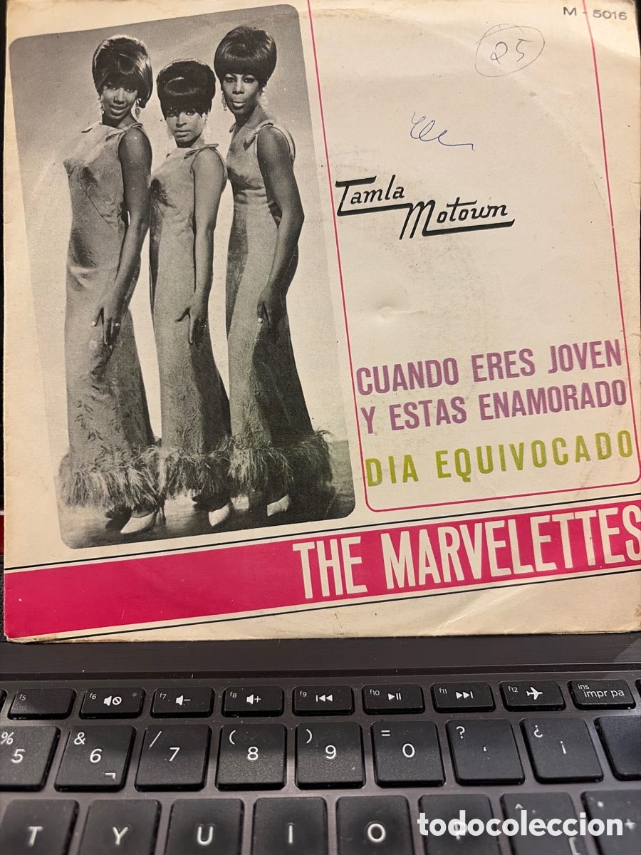 Discos de vinilo: THE MARVELETTES - CUANDO ERES JOVEN Y ESTAS ENAMORADO + DIA EQUIVOCADO SINGLE SPAIN