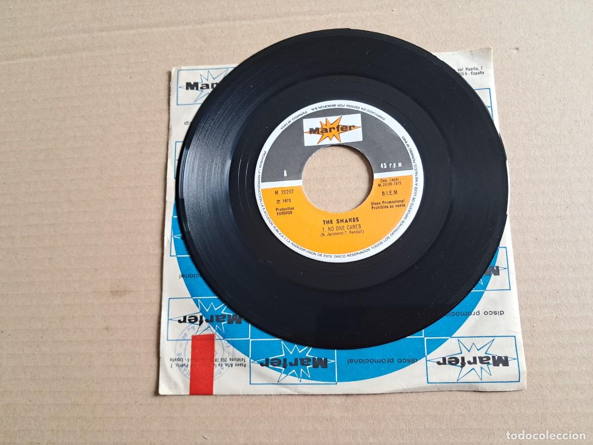 Discos de vinilo: THE SNAKES - NO ONE CARES SINGLE PROMOCIONAL 1973 EDICION ESPA&Ntilde;OLA