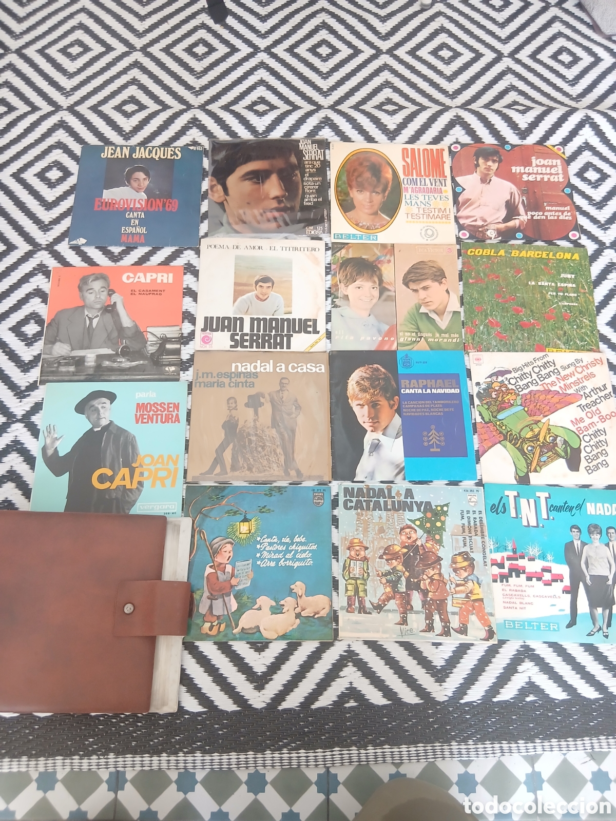 Discos de vinilo: Lote de 15 discos de vinilo EP (7&rdquo;) antiguos con &aacute;lbum archivador. Incluye artistas como Joan Manuel