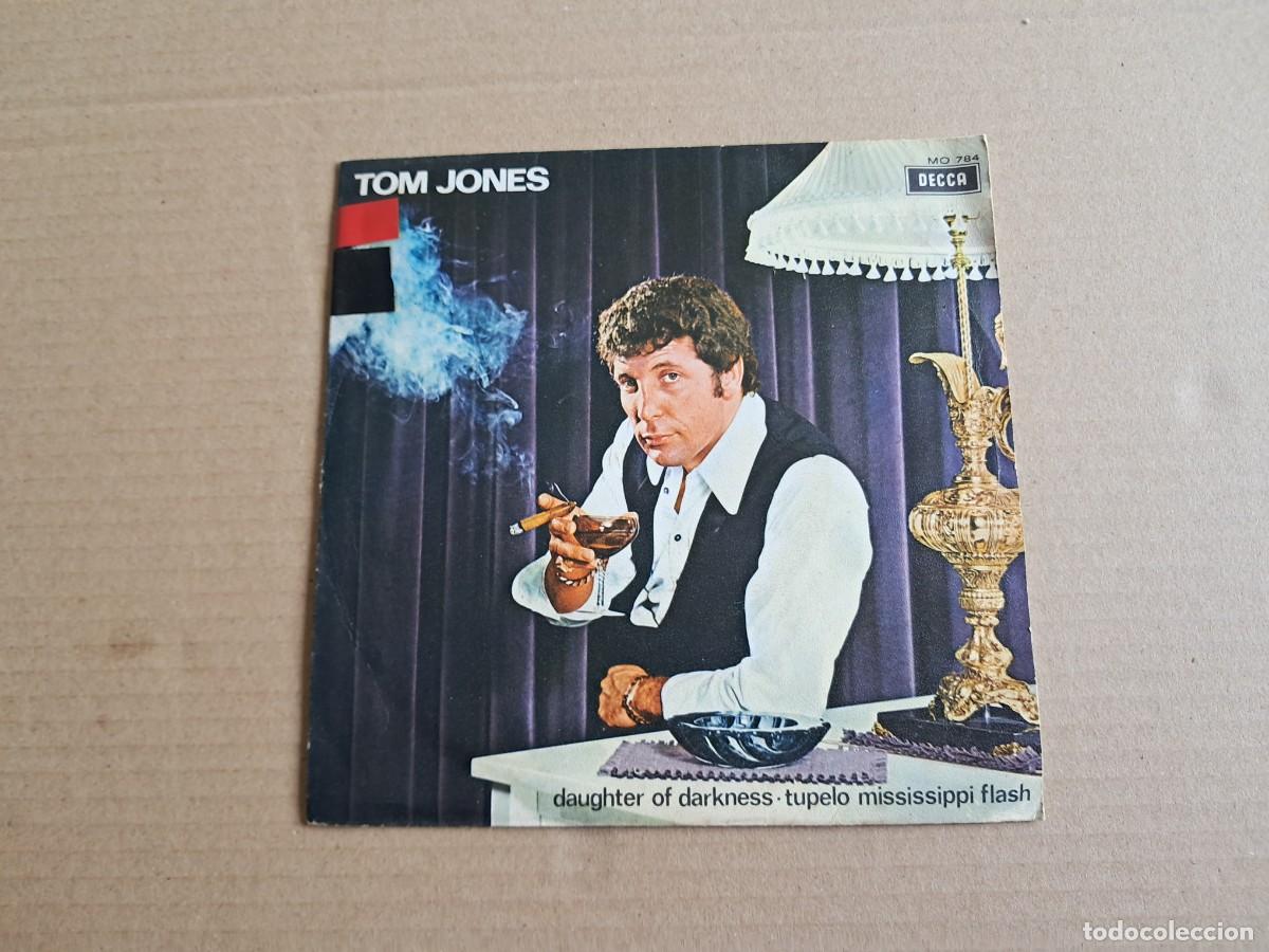 Discos de vinilo: TOM JONES - DAUGHTER OF DARKNESS SINGLE 1970 EDICION ESPA&Ntilde;OLA