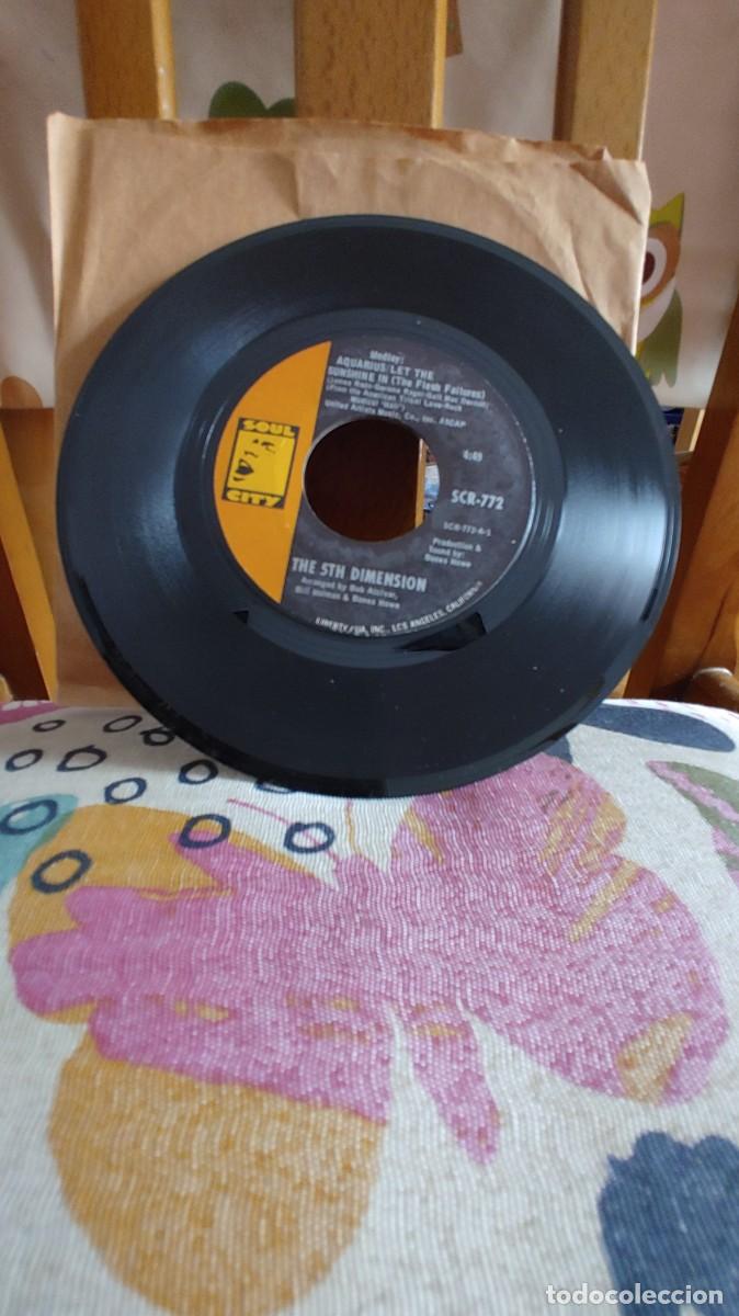 Discos de vinilo: THE 5TH. DIMENSION-SINGLE AQUIARIUS - Foto 2
