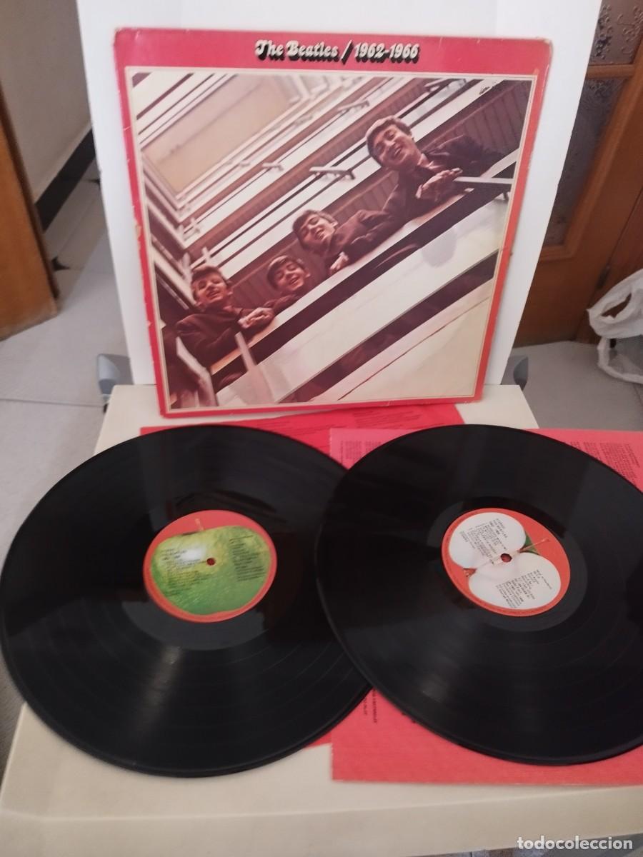 Discos de vinilo: The Beatles &rdquo;1962-1966&rdquo;. Dos discos, son iguales. Disco 2, con ruido de fondo clics.